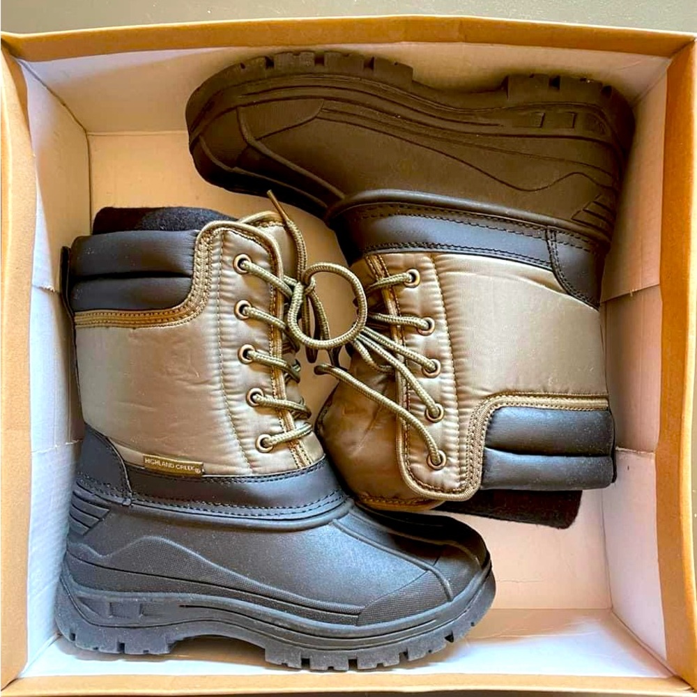 Boys Highland Creek Snow Boots w/ removable inserts, Size 1, New in Box.